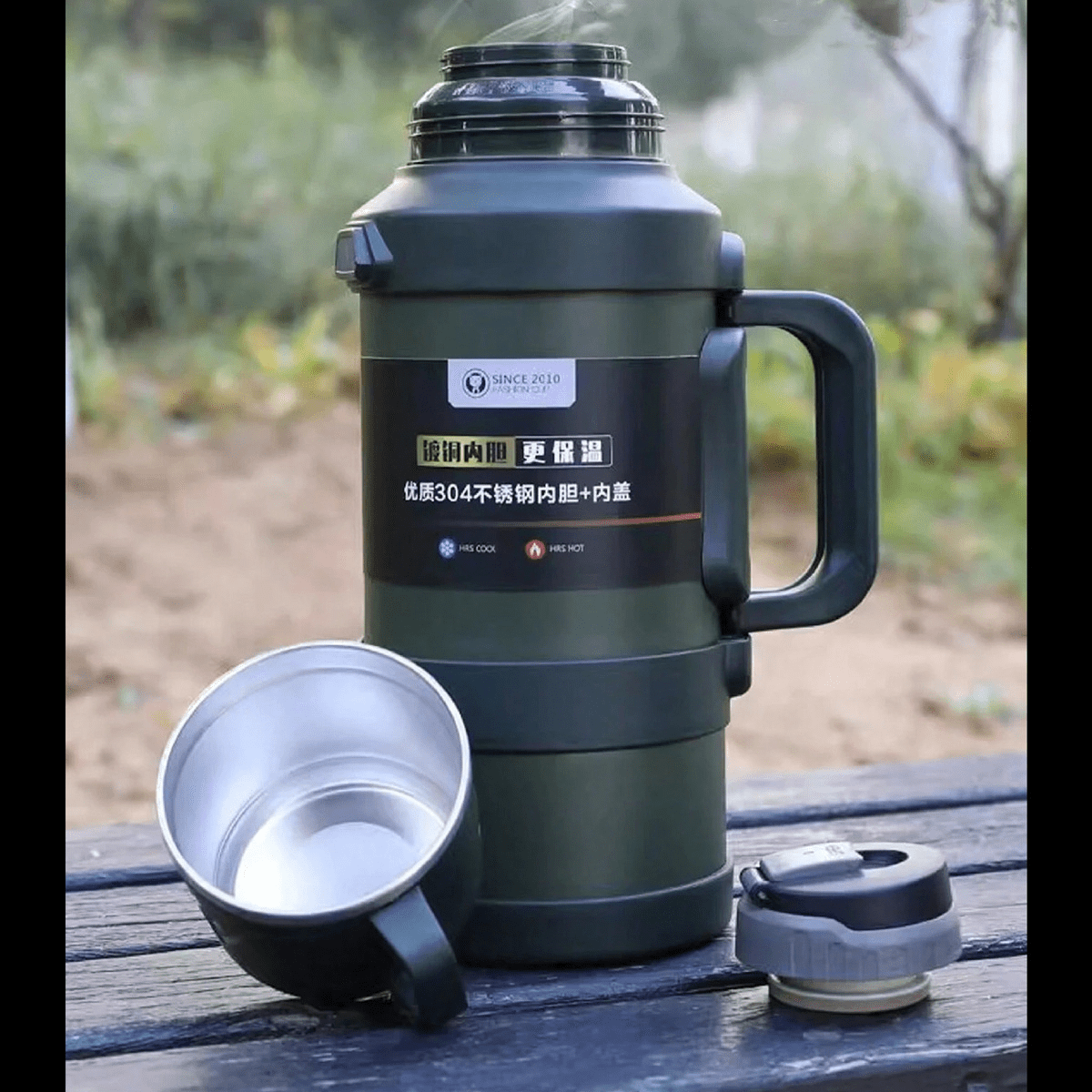 Termo 2 L verde militar en camping con tapa vaso de acero inoxidable