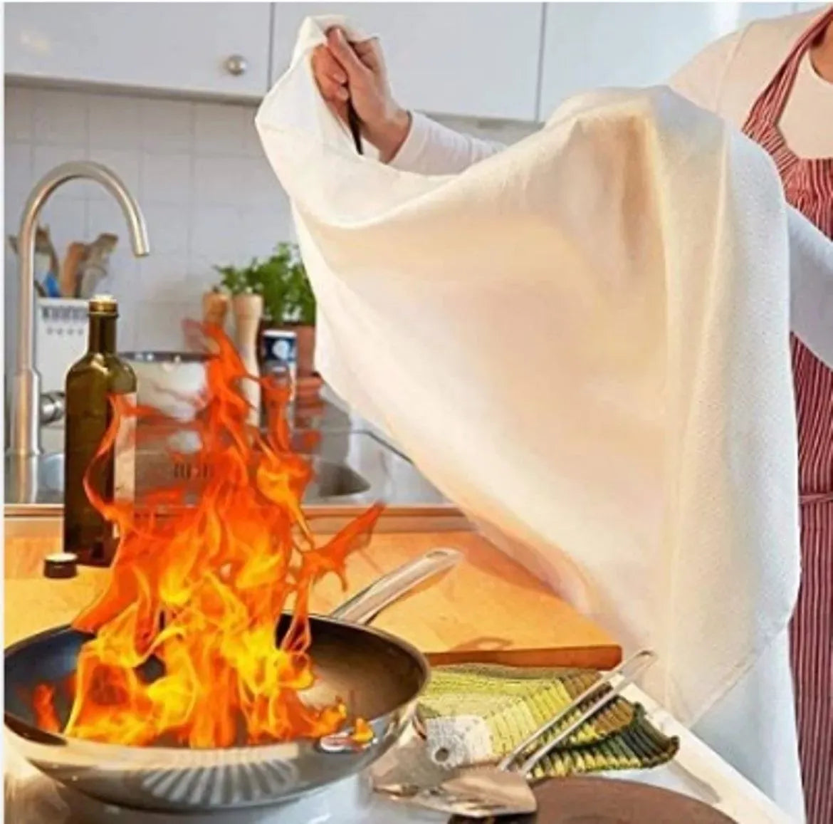 Manta ignífuga apagando fuego de sartén en cocina