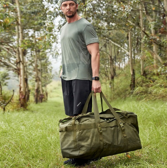 Bolso mochila táctico 106L verde en uso al aire libre