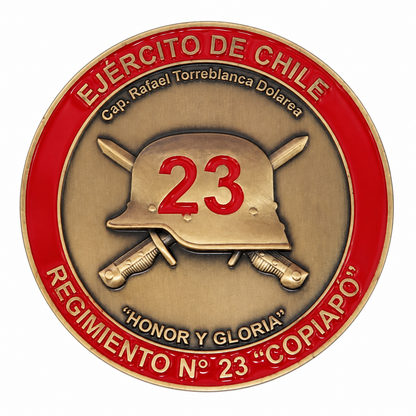 Moneda del Regimiento N° 23 Copiapó, anverso con casco, número 23 y borde rojo