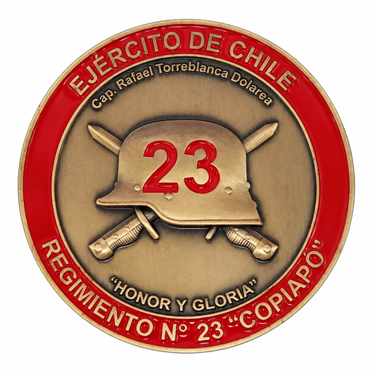 Moneda del Regimiento N° 23 Copiapó, anverso con casco, número 23 y borde rojo