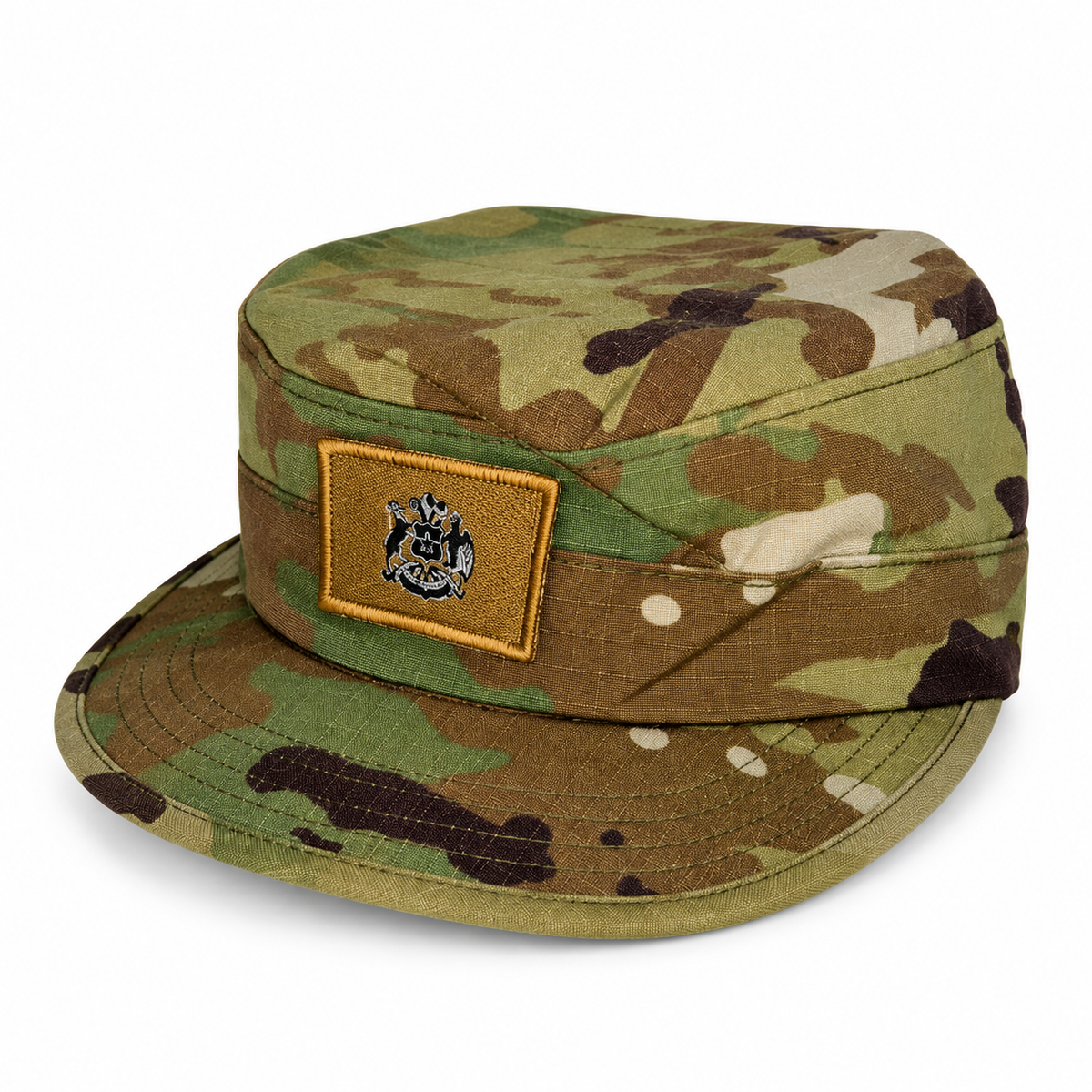 Quepí Ejército Multicam con escudo, vista en tres cuartos